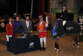 Judgement ISF Perpetual Trophy für das Animal Planet Sportpferd Cup: Beezie Madden, Mary Alice Malone präsentiert Trophäe zu gewinnen Pferd. Spring Pferd Skulptur, die als Wanderpreis