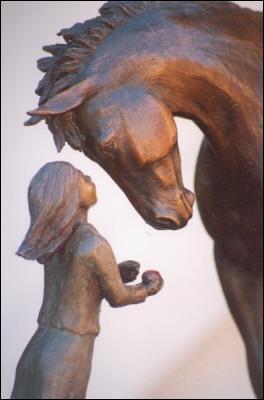 Pferd Skulptur der jungen Mädchen füttert ihr Pferd einen Apfel. Skulptur mit dem Titel Erste Liebe