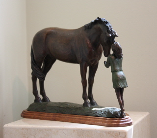 Pferd Skulptur von jungen Mädchen mit ihrem Pferd, Erste Liebe