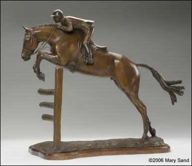Pferd Skulptur einer jungen Jäger Jumper und sich über einem Sprung. Skulptur von Jumper junge Jäger betitelt und ist ein Bronze in limitierter Auflage von 15