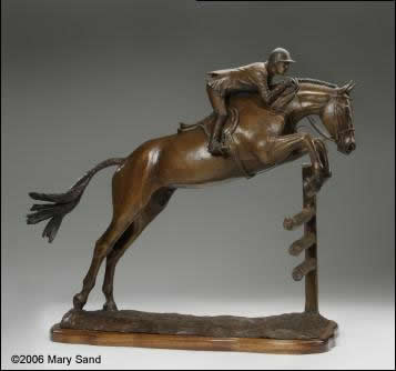 Pferd Skulptur einer jungen Jäger Jumper und sich über einem Sprung. Skulptur von Jäger / Jumper junge Jäger betitelt und ist ein Bronze in limitierter Auflage von 15