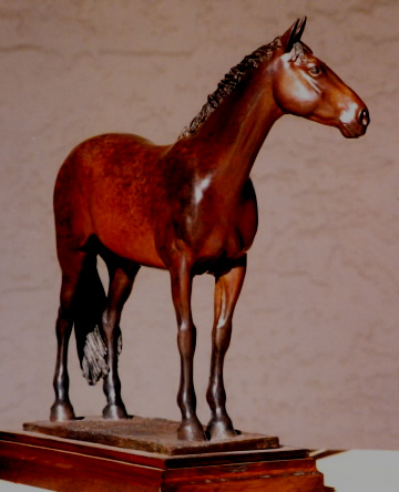 Pferd Skulptur von Vollblut, vom Vermieter in Auftrag gegeben.