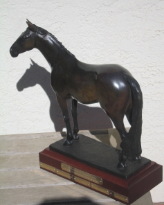 Horse sculpture of Thoroughbred serving as perpetual trophy Horse sculpture of Thoroughbred serving as perpetual trophy