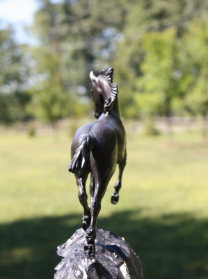 Pferd Skulptur des jungen Friesen
